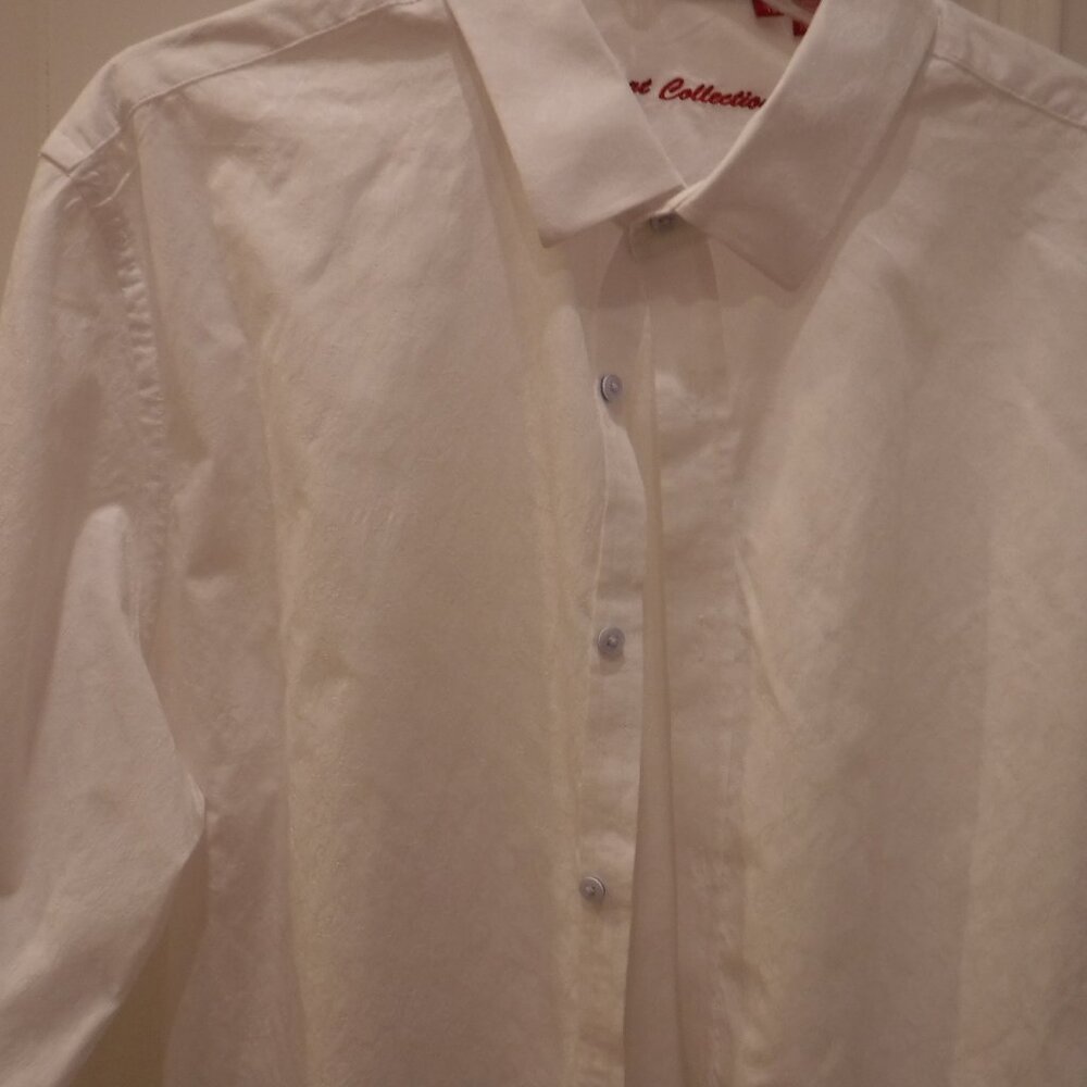 Report Collection XL White with Paisley background  100% Cotton